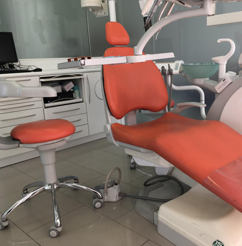 hombre clinica dental Valle Dental