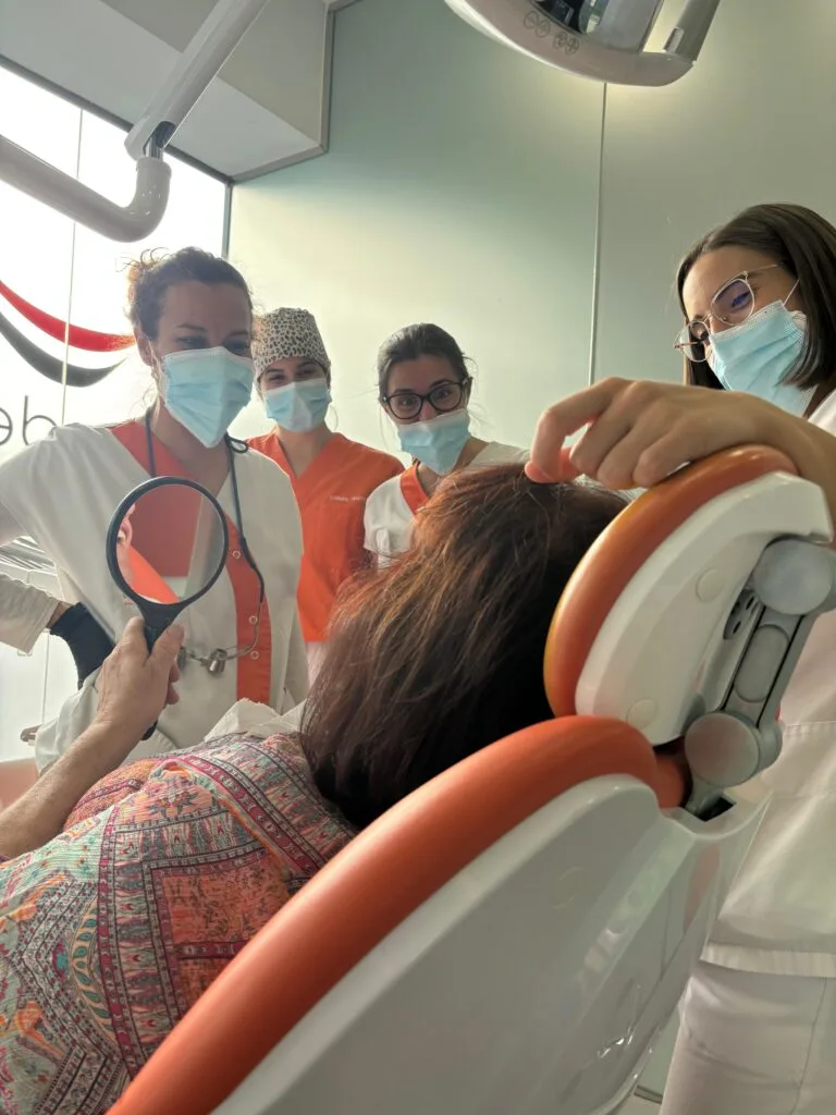 Equip de dentistes de Vallés Dental atenent una pacient al silló dental al box Equip de dentistes de Vallés Dental atenent una pacient al silló dental al box